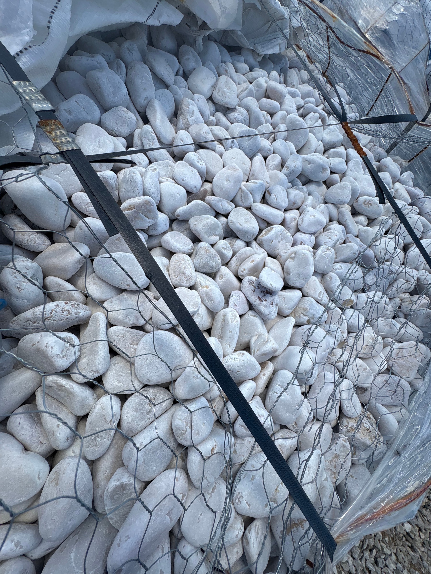 White Mexican Beach Pebbles 2 1/2 in. Pallet