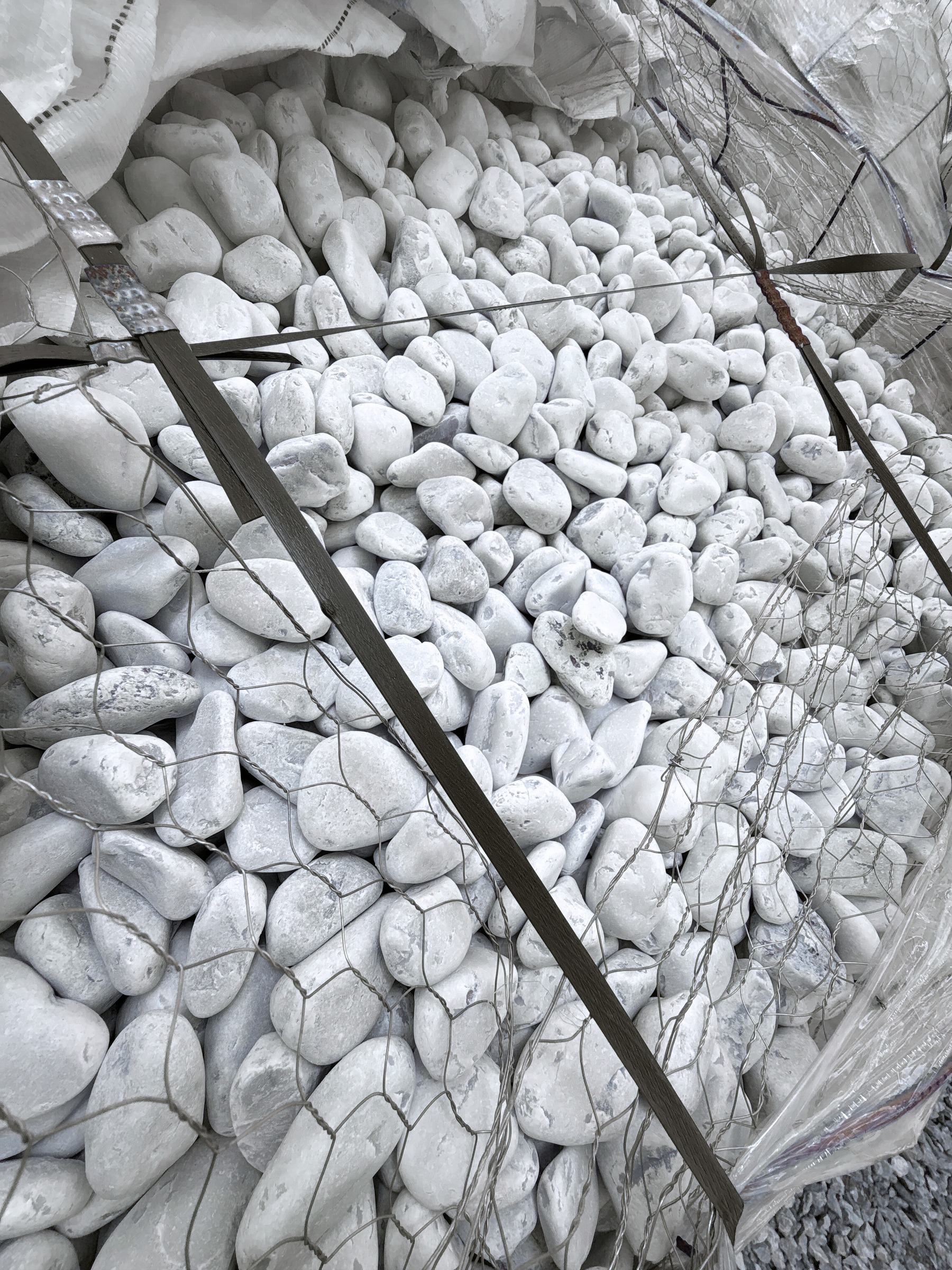 White Mexican Beach Pebbles 2 1/2 in. Pallet